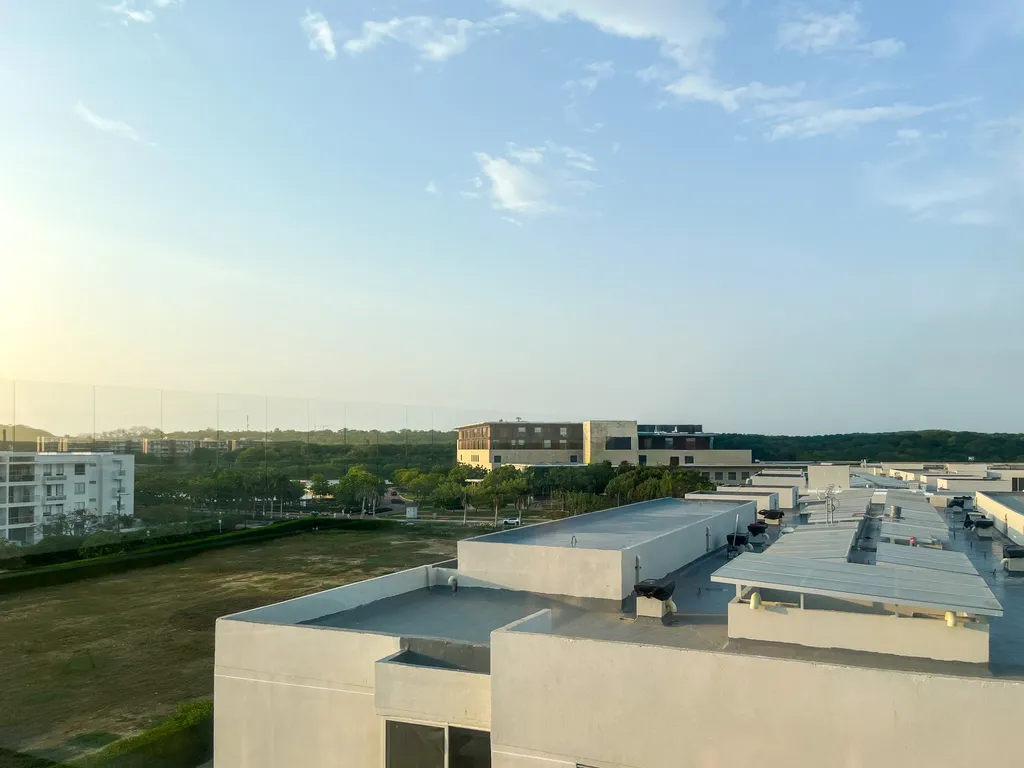 Vista del entorno de Serena del Mar con zonas verdes y edificaciones al fondo