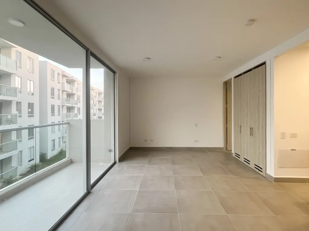 Habitación con ventanal de piso a techo, balcón privado y clósets empotrados