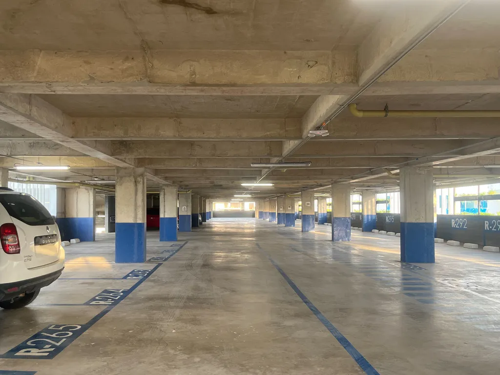 Parqueadero cubierto con bahías demarcadas