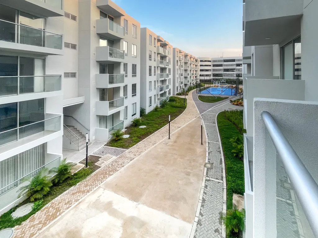 Senderos, zonas verdes y piscina del conjunto vistos desde el apartamento